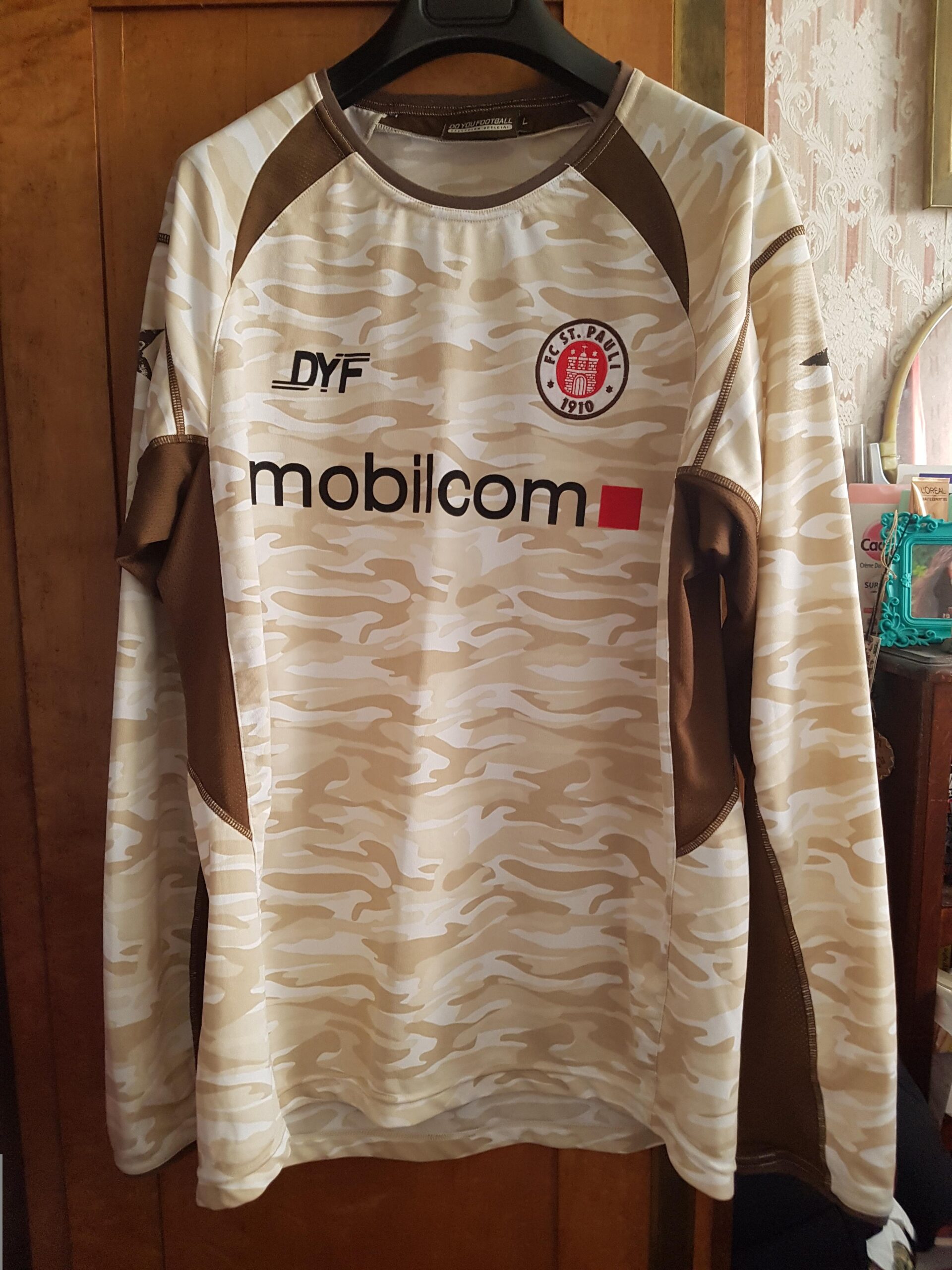 Le maillot home à camouflage pixelisé – FC St. Pauli, saison 2005–2006